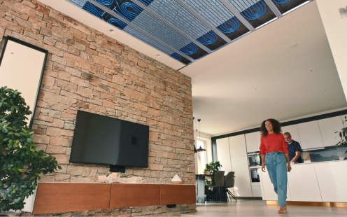 A couple realaxing at their home with a surface cooling system installed in the ceiling | Pipelife
