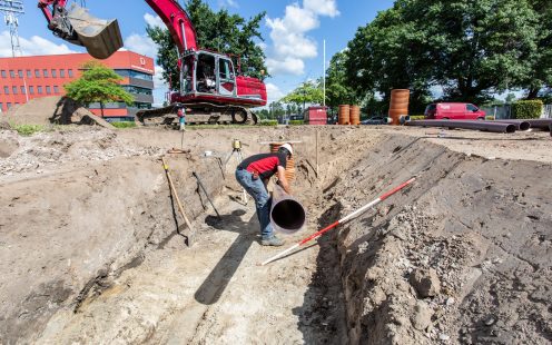 Installer laying down a Durofort pipe | Pipelife