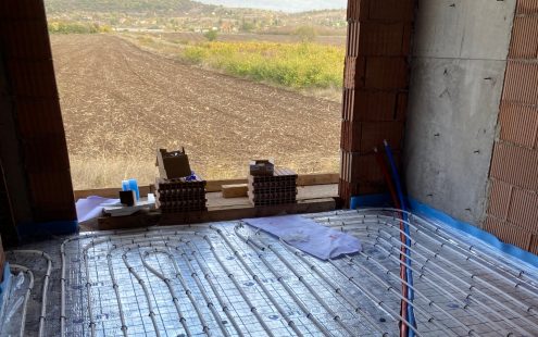 A small room with hydronic underfloor heating pipes installed along two water supply pipes | Pipelife