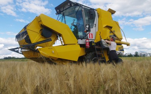 A farmer working in a wheat field | Pipelife