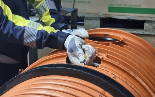 Maris cleaning shavings from a pipe before welding | Pipelife