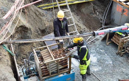 Two installers next to pipe bursting machine | Pipelife