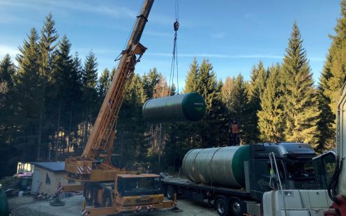 Drinking water tanks are unloaded by crane in Miesenbach