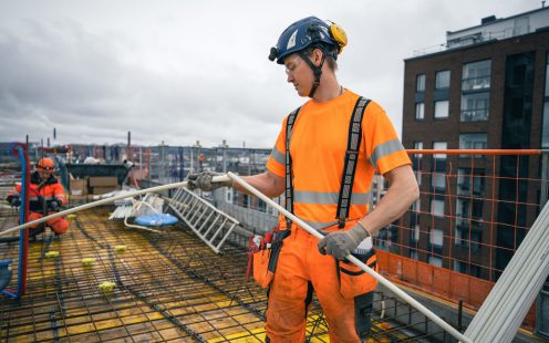 Installer is laying cable conduits through the floors at one of the Ranta-Tampella new builds | Pipelife