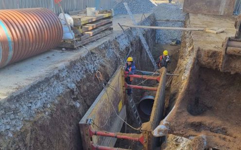 Two workers setting up side wall in a trench | Pipelife