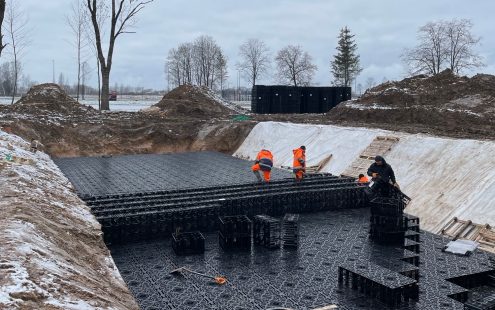 Installers completing the top layer of the six-story underground stormwater reservoir in Ukmerge | Pipelife
