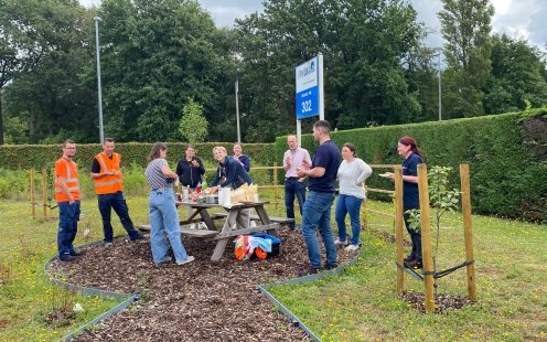 One of the lawn areas at the Kalmthout production site has been transformed into a fruit garden — employees planted several apple and cherry trees there and set up bee hotels. 