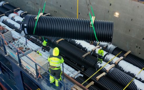 Transporting drainage pipes to Iceland from Norway
