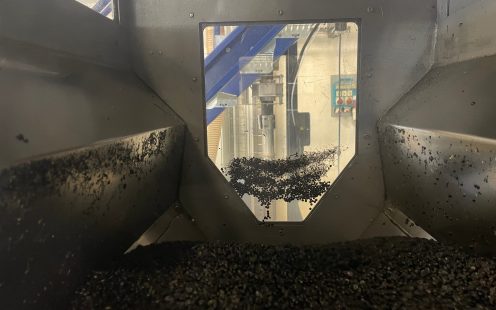 During compounding, PE or PP plastic flakes are melted, filtered, enriched with fillers and additives as required and pelletized. The end product is a high-end recyclate that can be used in pipe manufacturing just like pellets from virgin material.
