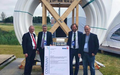 Signed hydrogen KIWA certification. From left to right: Prof. Ad van Wijk (Professor Future Energy Systems at TU Delft), Eertwijn van den Dool (Groningen Seaports), Robert-Jan Berg (SoluForce), Herbert Colmer (Groningen Seaports)