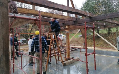Residents of VinziRast assemble an outbuilding | Pipelife International